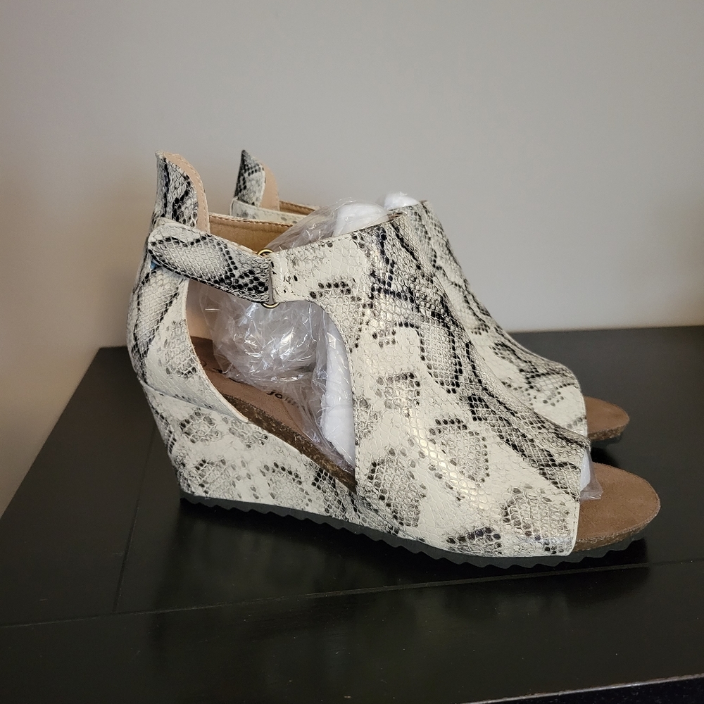 Jolimall Grey/ White Snakeskin Wedge Sandal Size 9